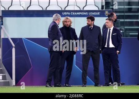 Turin, Italie. 16th mars 2022. Turin, Italie. 16th mars 2022. Maurizio Cherubini, coordinateur sportif du FC Juventus (R), Andrea Agnelli, présidente du FC Juventus (C) et Pavel Nedved, vice-président du FC Juventus (L), se pencheront avant le match de la Ligue des champions de l'UEFA Round of Sixteen Leg Two entre le FC Juventus et le FC Villareal à l'Allianz Stadium le 16 mars 2022. Credit: Marco Canoniero/Alay Live News Credit: Marco Canoniero/Alay Live News Banque D'Images