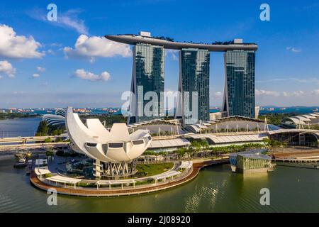 SINGAPOUR - 31 janvier 2020 : photo aérienne du musée Marina Bay Sand and ArtScience Banque D'Images