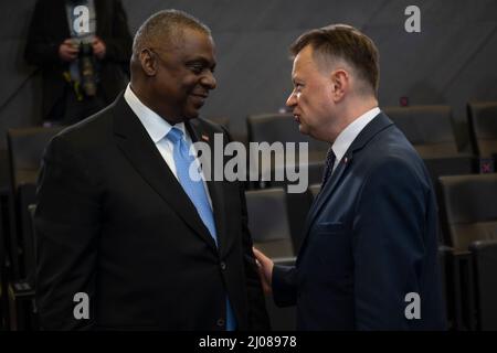 Bruxelles, Belgique. 16th mars 2022. Le secrétaire américain à la Défense Lloyd J. Austin III, à gauche, s'entretient avec le ministre polonais de la Défense Mariusz Blaszczak lors des réunions ministérielles de la Défense au siège de l'OTAN, le 16 mars 2022, à Bruxelles, en Belgique. Les réunions ont pour but de discuter de l'invasion russe de l'Ukraine. Credit: Chad J. McNeeley/DOD/Alay Live News Banque D'Images