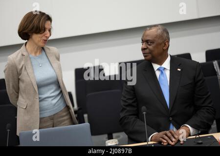 Bruxelles, Belgique. 16th mars 2022. Le secrétaire américain à la Défense Lloyd J. Austin III, à droite, s'entretient avec le ministre français des Forces armées, Florence Parly, lors des réunions ministérielles de la Défense au siège de l'OTAN, le 16 mars 2022, à Bruxelles, en Belgique. Les réunions ont pour but de discuter de l'invasion russe de l'Ukraine. Credit: Chad J. McNeeley/DOD/Alay Live News Banque D'Images