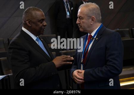 Bruxelles, Belgique. 16th mars 2022. Le secrétaire américain à la Défense Lloyd J. Austin III, à gauche, s'entretient avec le ministre roumain de la Défense nationale Vasile Dincu lors des réunions ministérielles de la Défense au siège de l'OTAN, le 16 mars 2022, à Bruxelles, en Belgique. Les réunions ont pour but de discuter de l'invasion russe de l'Ukraine. Credit: Chad J. McNeeley/DOD/Alay Live News Banque D'Images