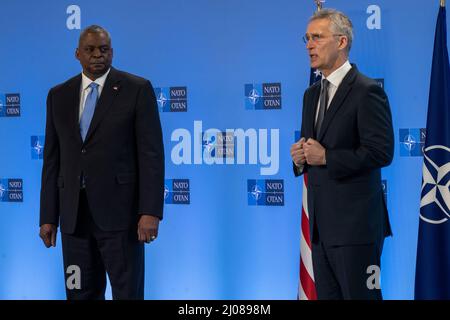 Bruxelles, Belgique. 16th mars 2022. Le secrétaire américain à la Défense, Lloyd J. Austin III, à gauche, et le secrétaire général de l'OTAN, Jens Stoltenberg, se rencontrent avant le début des réunions ministérielles de la Défense au siège de l'OTAN, le 16 mars 2022, à Bruxelles, en Belgique. Les réunions ont pour but de discuter de l'invasion russe de l'Ukraine. Credit: Chad J. McNeeley/DOD/Alay Live News Banque D'Images