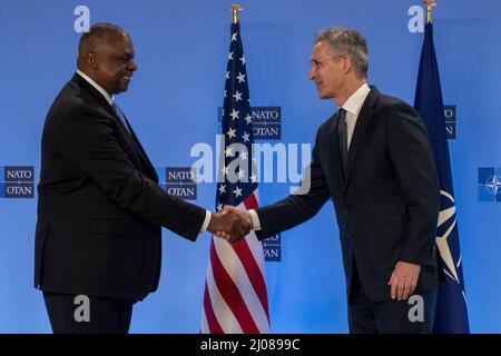 Bruxelles, Belgique. 16th mars 2022. Le secrétaire américain à la Défense Lloyd J. Austin III, à gauche, est accueilli par le secrétaire général de l'OTAN, Jens Stoltenberg, qui se réunit avant le début des réunions ministérielles de la Défense au siège de l'OTAN, le 16 mars 2022, à Bruxelles, en Belgique. Les réunions ont pour but de discuter de l'invasion russe de l'Ukraine. Credit: Chad J. McNeeley/DOD/Alay Live News Banque D'Images