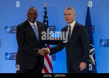 Bruxelles, Belgique. 16th mars 2022. Le secrétaire américain à la Défense Lloyd J. Austin III, à gauche, est accueilli par le secrétaire général de l'OTAN, Jens Stoltenberg, qui se réunit avant le début des réunions ministérielles de la Défense au siège de l'OTAN, le 16 mars 2022, à Bruxelles, en Belgique. Les réunions ont pour but de discuter de l'invasion russe de l'Ukraine. Credit: Chad J. McNeeley/DOD/Alay Live News Banque D'Images