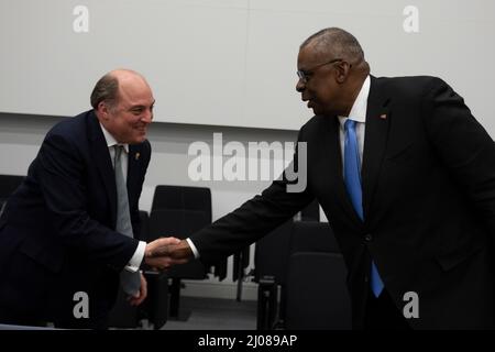 Bruxelles, Belgique. 16th mars 2022. Le secrétaire américain à la Défense, Lloyd J. Austin III, à droite, salue le secrétaire d'État britannique à la Défense, Sir Ben Wallace, lors des réunions ministérielles de la Défense au siège de l'OTAN, le 16 mars 2022, à Bruxelles, en Belgique. Les réunions ont pour but de discuter de l'invasion russe de l'Ukraine. Credit: Chad J. McNeeley/DOD/Alay Live News Banque D'Images