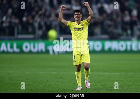 Turin, Italie. 16th mars 2022. Turin, Italie. 16th mars 2022. Gerard Moreno de Villarreal CF célèbre à la fin du match de la Ligue des champions de l'UEFA Round of Sixteen Leg Two entre le Juventus FC et le Villareal CF au stade Allianz le 16 mars 2022. Credit: Marco Canoniero/Alay Live News Credit: Marco Canoniero/Alay Live News Banque D'Images