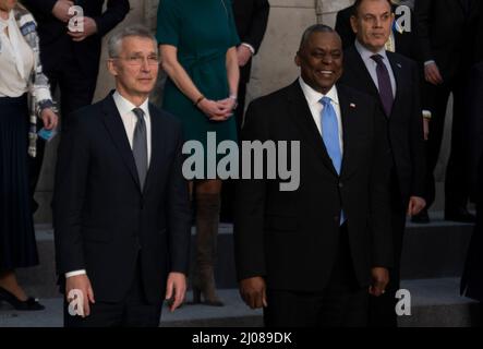 Bruxelles, Belgique. 16th mars 2022. Le secrétaire américain à la défense, Lloyd J. Austin III, à droite, et le secrétaire général de l'OTAN, Jens Stoltenberg, se réunissent pour la photo de famille au début des réunions ministérielles de la défense au siège de l'OTAN, le 16 mars 2022, à Bruxelles, en Belgique. Les réunions ont pour but de discuter de l'invasion russe de l'Ukraine. Credit: Chad J. McNeeley/DOD/Alay Live News Banque D'Images