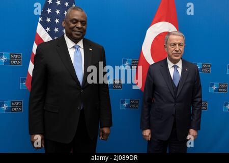 Bruxelles, Belgique. 16th mars 2022. Le secrétaire américain à la Défense Lloyd J. Austin III, à gauche, se tient avec le ministre turc de la Défense nationale Hulusi Akar en marge des réunions ministérielles de la Défense au siège de l'OTAN, le 16 mars 2022, à Bruxelles, en Belgique. Les réunions ont pour but de discuter de l'invasion russe de l'Ukraine. Credit: Chad J. McNeeley/DOD/Alay Live News Banque D'Images