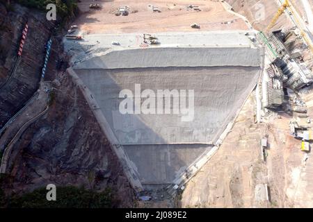 CHONGQING, CHINE - le 17 MARS 2022 - le barrage-réservoir inférieur de la centrale électrique de stockage à pompage Panlong de Chongqing, construite par China Energy Construction Gezh Banque D'Images