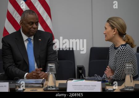 Bruxelles, Belgique. 16th mars 2022. Le secrétaire américain à la Défense Lloyd J. Austin III, à gauche, s'entretient avec l'ambassadeur des États-Unis auprès de l'OTAN Julianne Smith avant les réunions ministérielles de la défense au siège de l'OTAN, le 16 mars 2022, à Bruxelles, en Belgique. Les réunions ont pour but de discuter de l'invasion russe de l'Ukraine. Credit: Chad J. McNeeley/DOD/Alay Live News Banque D'Images