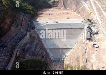 CHONGQING, CHINE - le 17 MARS 2022 - le barrage-réservoir inférieur de la centrale électrique de stockage à pompage Panlong de Chongqing, construite par China Energy Construction Gezh Banque D'Images