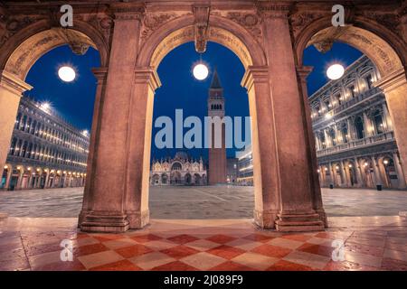 Venise, Italie. Image de paysage urbain de la place Saint-Marc à Venise, Italie au lever du soleil. Banque D'Images