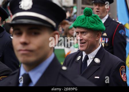 Les membres du Service des incendies de New York participent à la parade de la St Patrick à Dublin. Date de la photo: Jeudi 17 mars 2022. Banque D'Images