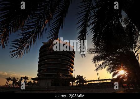 Sakhir, Bahreïn. 17th mars 2022. Circuit atmosphère - coucher de soleil. Grand Prix de Bahreïn, jeudi 17th mars 2022. Sakhir, Bahreïn. Crédit : James Moy/Alay Live News Banque D'Images