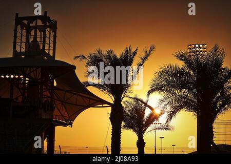 Sakhir, Bahreïn. 17th mars 2022. Circuit atmosphère - coucher de soleil. Grand Prix de Bahreïn, jeudi 17th mars 2022. Sakhir, Bahreïn. Crédit : James Moy/Alay Live News Banque D'Images