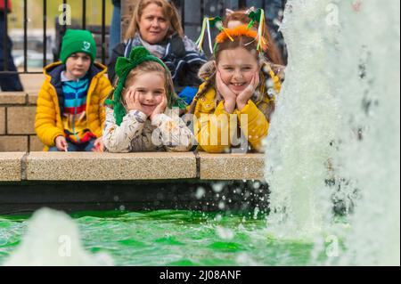 Bantry, West Cork, Irlande. 17th mars 2022. La ville de Bantry a tenu aujourd'hui sa première parade de la Saint-Patrick en deux ans et des centaines de personnes se sont tournées pour assister aux festivités. À la parade étaient Eve et Gracie McCarthy de Kealkill. Crédit : AG News/Alay Live News Banque D'Images