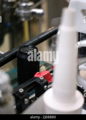 Photo verticale d'une canette de bière artisanale dans une rangée d'une usine Banque D'Images