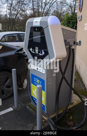 Moulins-sur-Ouanne, France - 24 février 2022 : un cliché statique d'un double moteur noir solide Tesla modèle 3 à la station de charge de Freshmile DC Banque D'Images