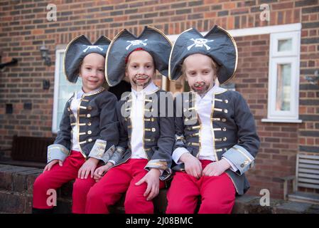 Londres, Royaume-Uni. 17th mars 2022. Les membres de la communauté juive célèbrent le festival de Purim à Stamford Hill, Londres. Purim est un festival religieux juif commémorant le moment où le peuple juif a été sauvé de Haman, un fonctionnaire du roi perse. C'est un festival joyeux où les amis et la famille, et la communauté juive se réunissent dans la tradition par la festin, la joie et l'échange de nourriture. Claire Doherty/Alamy Live News Banque D'Images