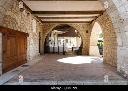 Monflanquin, France - 17 octobre 2021 : détail architectural de maisons typiques dans le centre-ville, en automne Banque D'Images