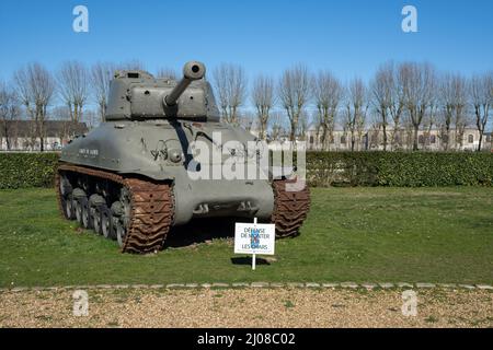 Saumur, France - 26 février 2022 : American M10 Tank Destroyer se trouve en face de l'école de Cavalry de Saumur dans le Centre-Val de Loire. DIM Banque D'Images