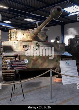 Saumur, France - 26 février 2022 : Tigre allemand I (Panzer VI SD. Kfz. 181). Musée du char à Saumur (Musée des Blindes). Deuxième exposition de la guerre mondiale. Banque D'Images