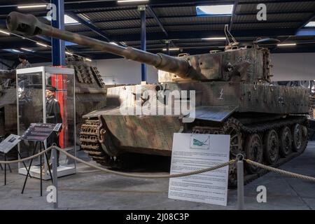 Saumur, France - 26 février 2022 : Tigre allemand I (Panzer VI SD. Kfz. 181). Musée du char à Saumur (Musée des Blindes). Deuxième exposition de la guerre mondiale. Banque D'Images