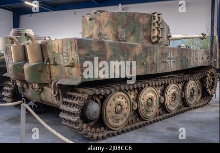 Saumur, France - 26 février 2022 : Tigre allemand I (Panzer VI SD. Kfz. 181). Musée du char à Saumur (Musée des Blindes). Deuxième exposition de la guerre mondiale. Banque D'Images