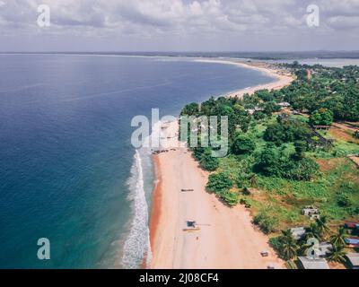 Vue aérienne sur le paysage du bord de mer à Robertsport, Libéria, Afrique de l'Ouest Banque D'Images