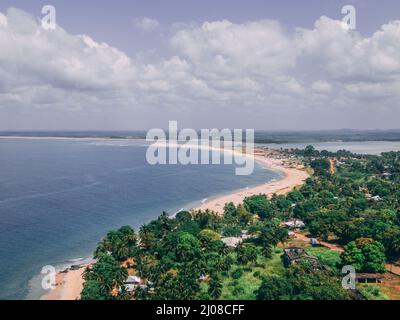 Paysage aérien vue sur le bord de mer à Robertsport, Libéria, Afrique de l'Ouest Banque D'Images