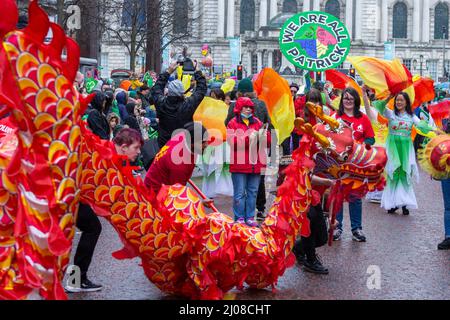 Belfast, Royaume-Uni. 17th mars 2022. 17th milliers de personnes ont bordées les rues du centre-ville de Belfast pour célébrer la St Patrick. Credit: Bonzo/Alay Live News Banque D'Images