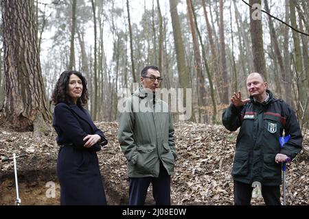 Berlin, Allemagne. 17th mars 2022. (3/17/2022) le Ministre fédéral de l'alimentation et de l'agriculture, CEM Özdemir, ouvrira le début de la troisième étude des sols dans les forêts (BZE), en collaboration avec le sénateur berlinois pour l'environnement, la mobilité, la consommation et la protection du climat, Bettina Jarasch, avec une cérémonie symbolique révolutionnaire. (Photo de Simone Kuhlmey/Pacific Press/Sipa USA) crédit: SIPA USA/Alay Live News Banque D'Images