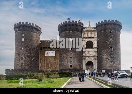 NAPOLI, ITALIE - 23 DÉCEMBRE 2019 : le château royal de Nuovo (le « nouveau château »), souvent appelé Maschio Angioino (le donjon d'Angevin), est un château médiéval situé dans Banque D'Images