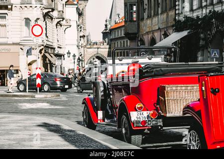 Prague, République Tchèque - 23 mai 2017 : voitures de tourisme de style rétro sur la place de la petite ville. Prague, République tchèque Banque D'Images