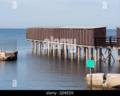 Construction en bois sur pilotis sur la mer le long de la côte. Banque D'Images