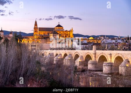 Römische Brücke über den Fluss Río Guadalquivir und die Mezquita - Catedral de Córdoba in der Abenddämmerung, Cordoue, Andalusien, espagnol | Roman b Banque D'Images