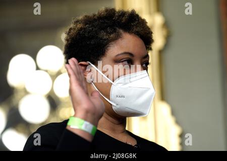 Washington, États-Unis. 17th mars 2022. Shalanda Young est assermentée par le vice-président américain Kamala Harris comme directeur du Bureau de la gestion et du budget au Bureau de cérémonie à la Maison Blanche le 17 mars 2022. Photo par Yuri Gripas/Pool/Sipa USA crédit: SIPA USA/Alay Live News Banque D'Images