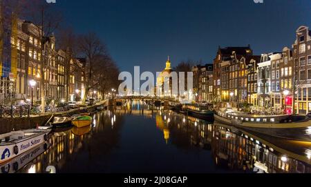 Pont sur le canal d'Amsterdam la nuit Banque D'Images