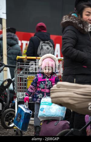 Tir vertical d'une fille ukrainienne avec d'autres réfugiés dans un camp de Medyka, en Pologne Banque D'Images
