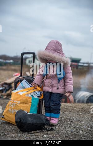 Photo verticale d'une fille ukrainienne debout avec des bagages dans un camp de Medyka, en Pologne Banque D'Images