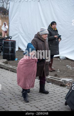 Coup de feu vertical de réfugiés ukrainiens avec un enfant à la frontière de l'Ukraine et de la Pologne Banque D'Images