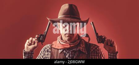 Homme portant un chapeau de cow-boy, arme à feu. Portrait d'un cow-boy. L'Ouest, les armes. Portrait d'un cow-boy. Homme occidental avec chapeau. Portrait d'agriculteur ou de cow-boy en chapeau Banque D'Images