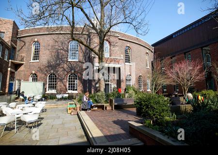 jardin arrière de l'hôpital à revêtement bleu avec mur incurvé bâtiment bluecoat, liverpool, angleterre, royaume-uni Banque D'Images