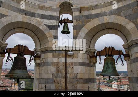 Le détail des cloches du campanile en haut de la tour penchée de Pise, Italie Banque D'Images