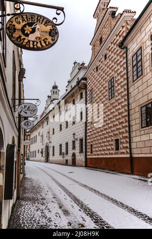 Cesky Krumlov-Mars 5,2022.vide de neige rue de la célèbre cité médiévale tchèque.Centre historique avec gothique, Renaissance, architecture baroque.UNESCO Banque D'Images