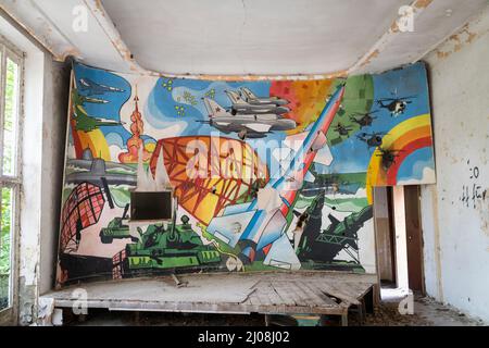Art mural de propagande dans les casernes de l'armée russe abandonnées en décomposition dans le RDA de l'Allemagne de l'est Banque D'Images