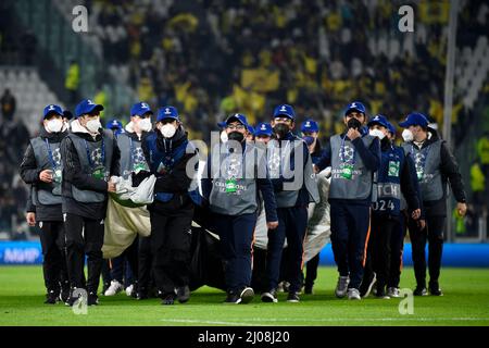 Turin, Italie. 16 mars 2022. Les volontaires sont vus au travail avant la manche de la Ligue des champions de l'UEFA de seize deuxième match de football de jambe entre le Juventus FC et le Villarreal CF. Credit: Nicolò Campo/Alay Live News Banque D'Images