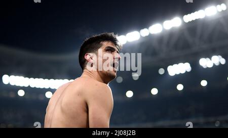 Turin, Italie. 16 mars 2022. Gerard Moreno de Villarreal CF célèbre la victoire à la fin de la manche de la Ligue des champions de l'UEFA de seize deuxième match de football de jambe entre Juventus FC et Villarreal CF. Credit: Nicolò Campo/Alay Live News Banque D'Images