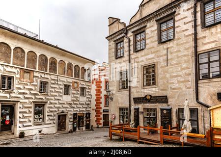 Cesky Krumlov, République tchèque-mars 6,2022. Rue vide de la célèbre cité médiévale tchèque. Centre historique avec architecture gothique, Renaissance et baroque Banque D'Images