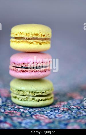 Pile de petits gâteaux au macaron français pastel, dans un éclairage naturel Banque D'Images